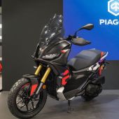 Auf der EICMA 2025 stellt Aprilia den neuen SR GT 400 vor, einen mittelgroßen GT-Roller mit sportlicher DNA.